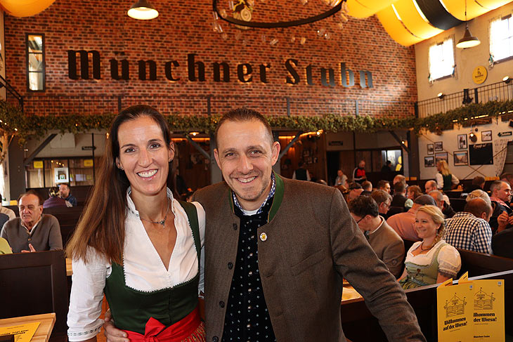 Die Münchner Stubn Wiesnzelt Wirtsleute Alexander Egger und Kathrin Wickenhäuser-Egger im Festzelt (©Foto: Martin Schmitz)